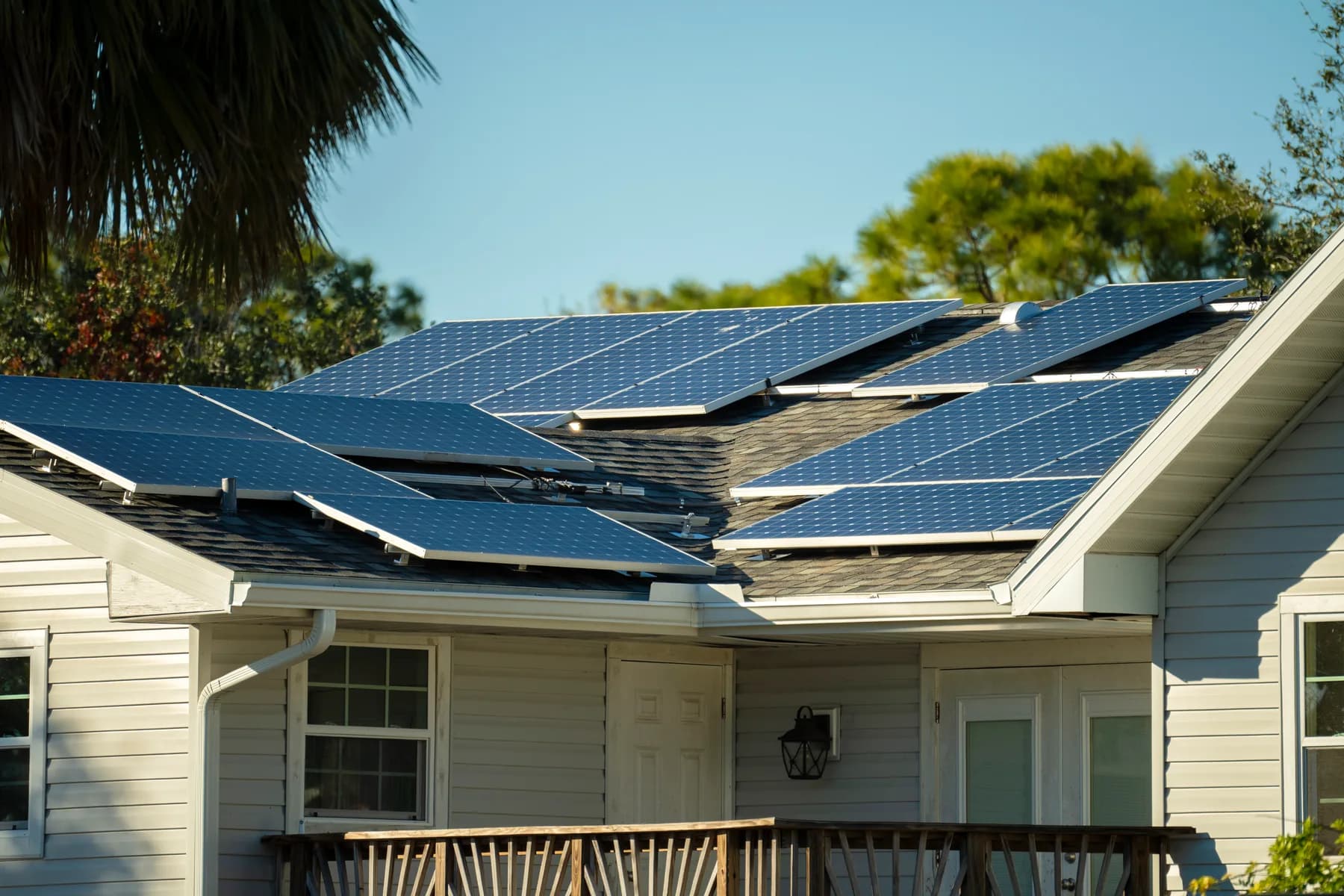 Panneaux solaires posés sur la toiture d’une résidence