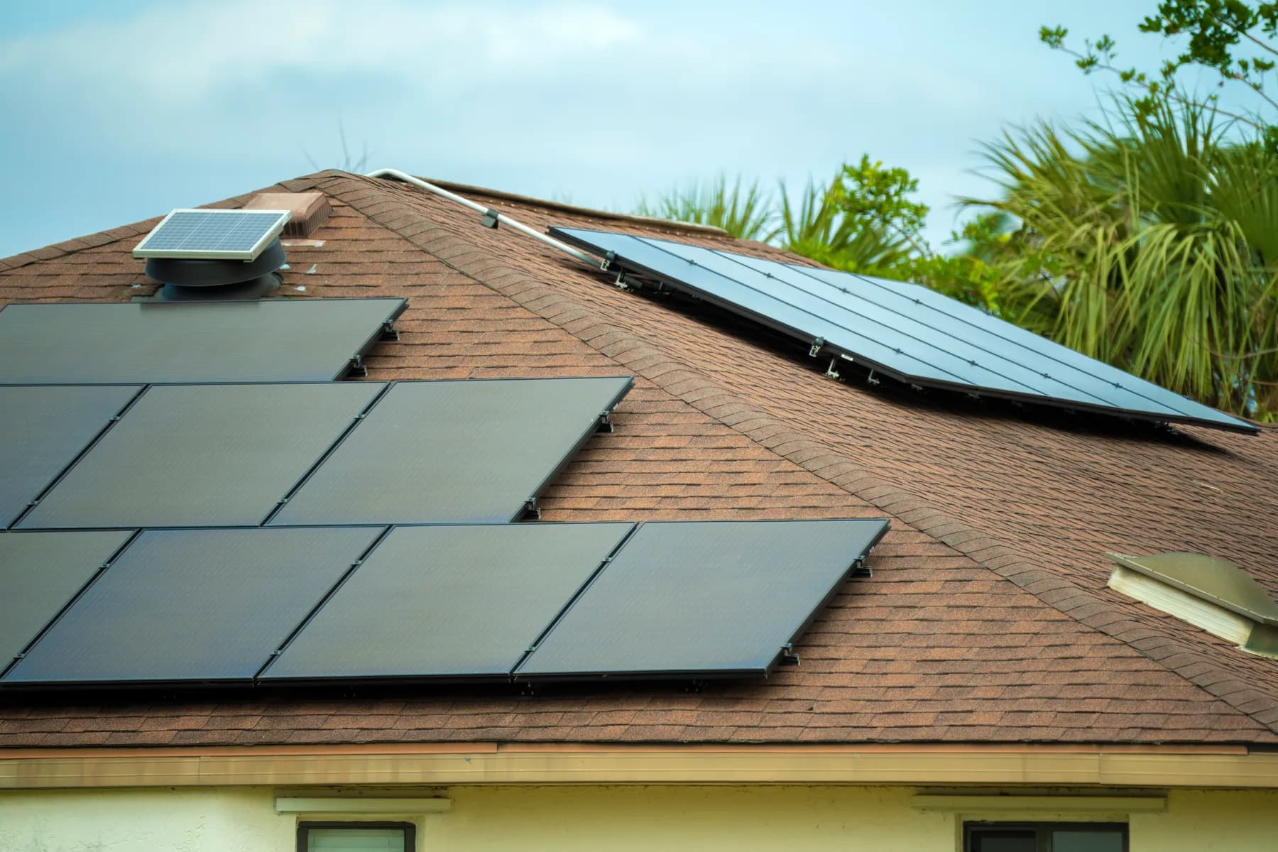 Installation solaire complète sur la toiture d’une maison