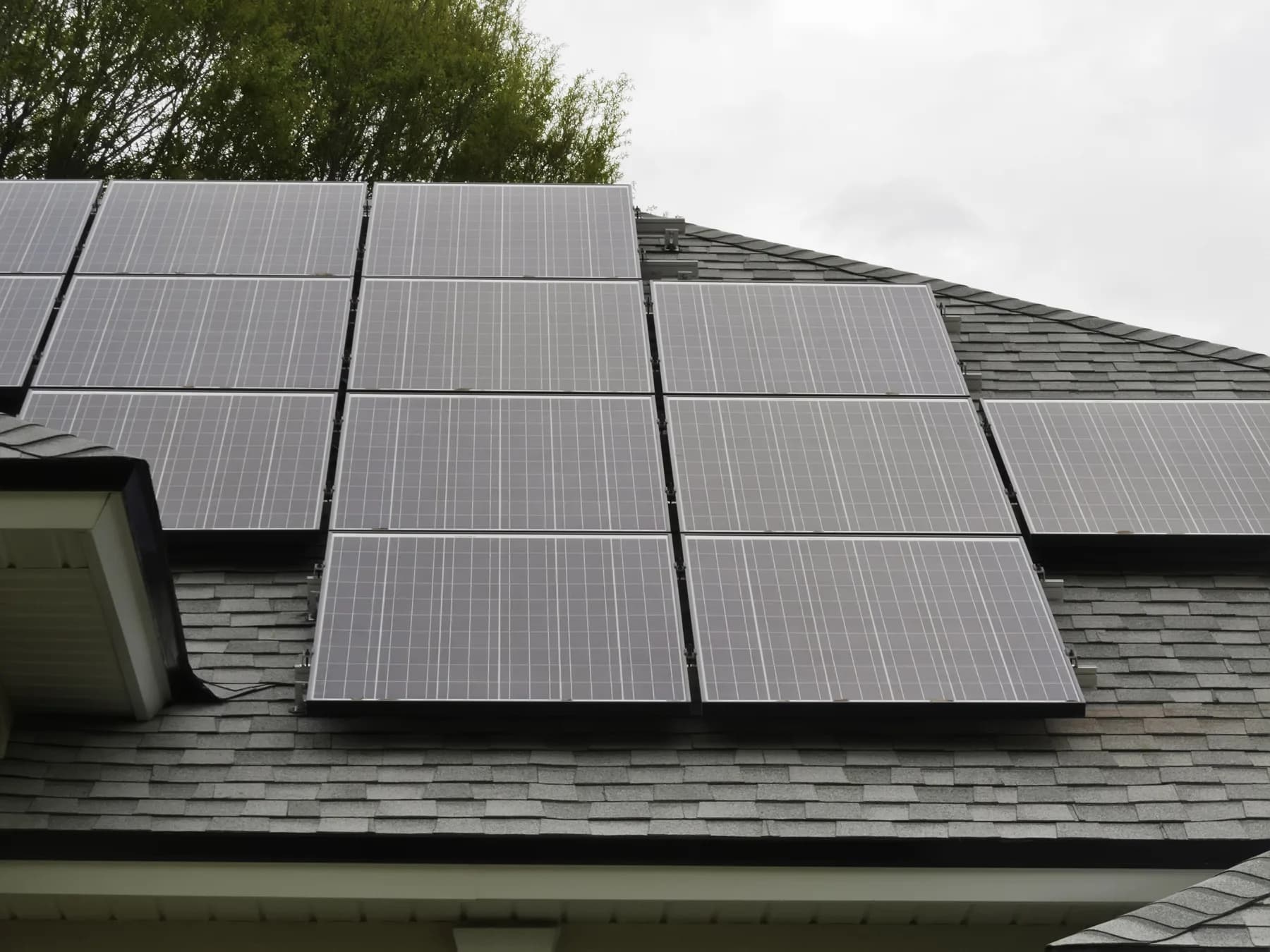 Rangée de modules solaires sur un toit en bardeaux