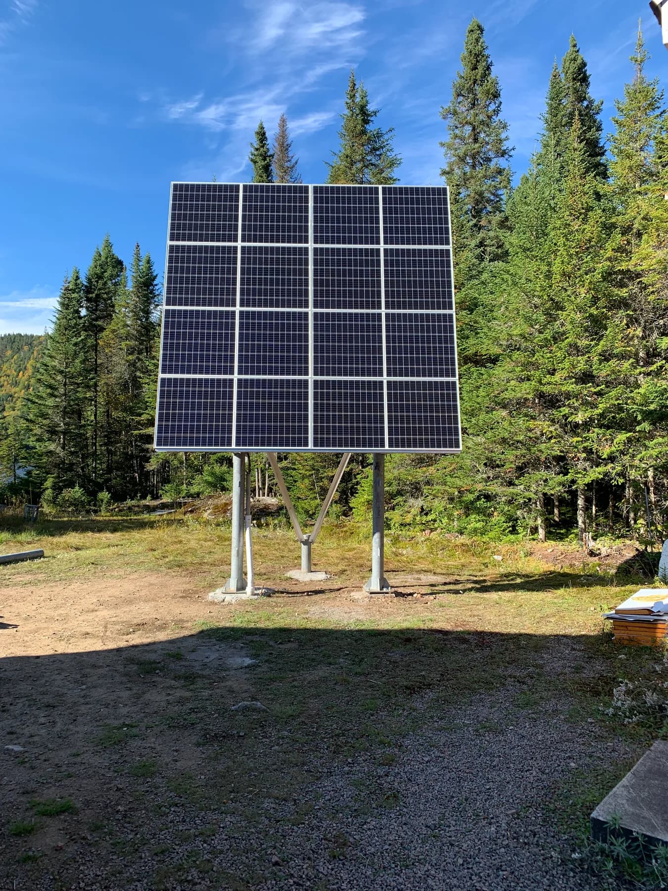 Montage au sol sur poteaux d’acier réalisé par Sol-Air Tech