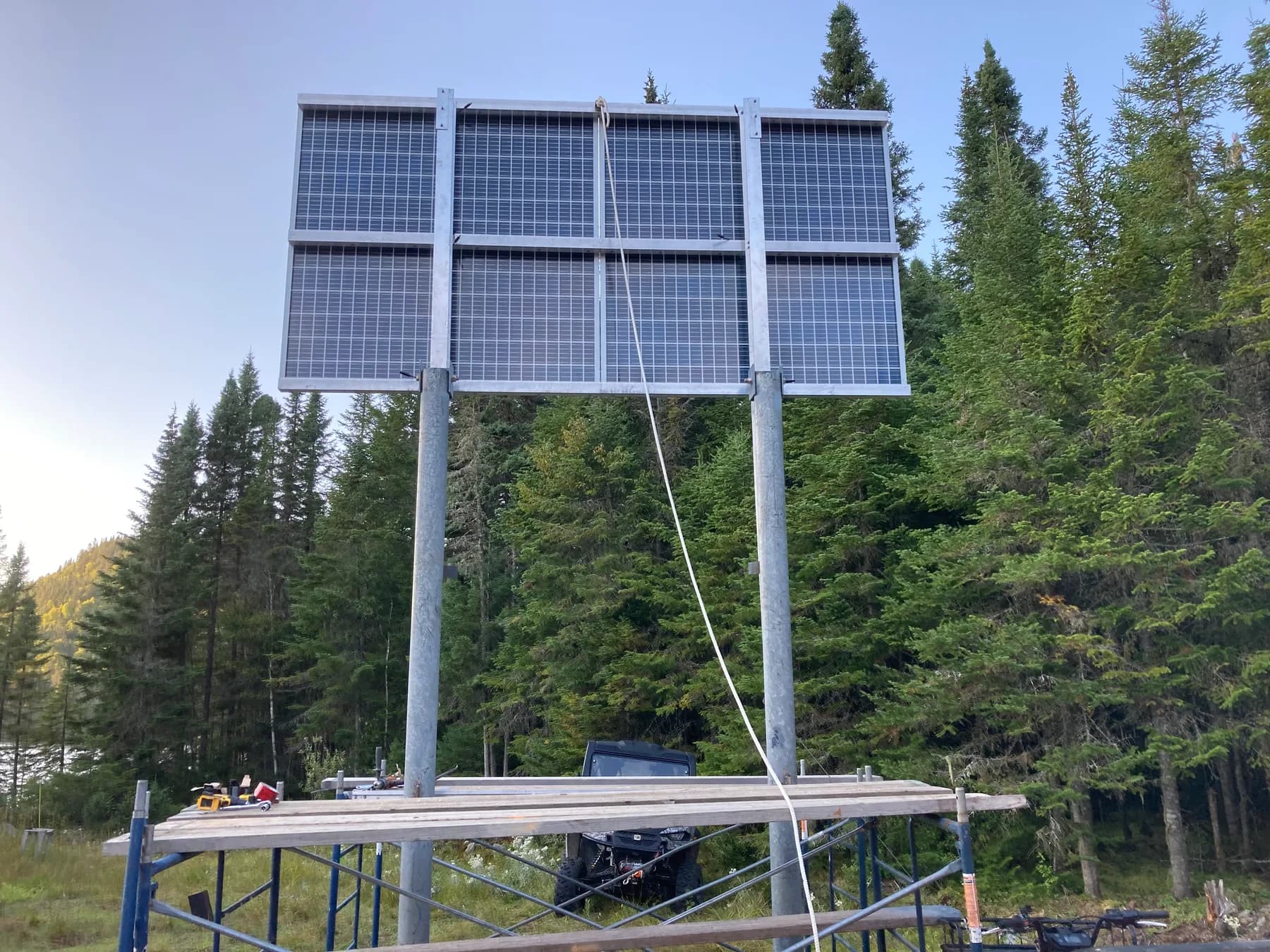 Montage au sol sur poteaux d’acier (3)
