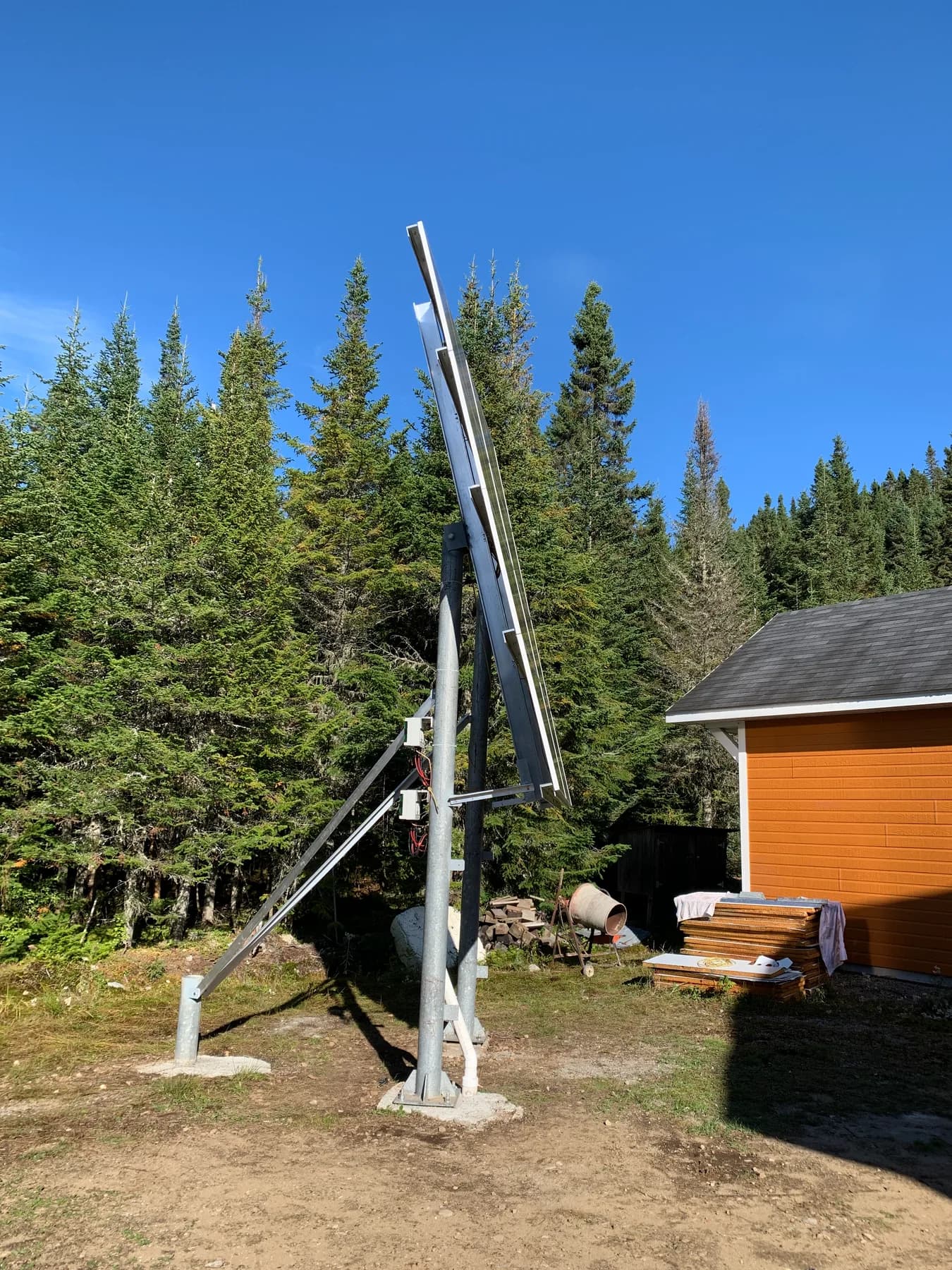 Installation au sol à côté d’un bâtiment
