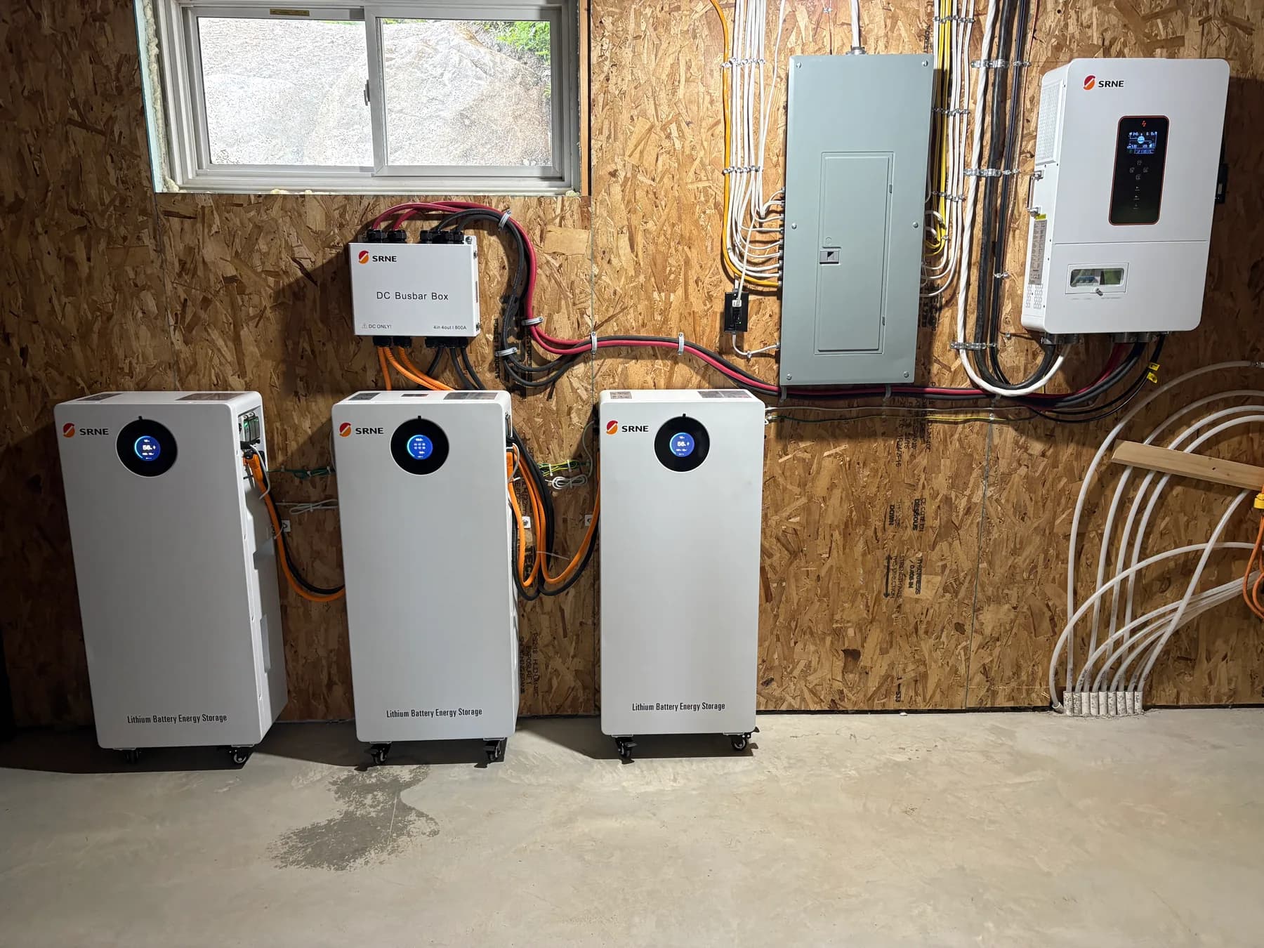 Salle technique : batteries au lithium et onduleur hybride (2)