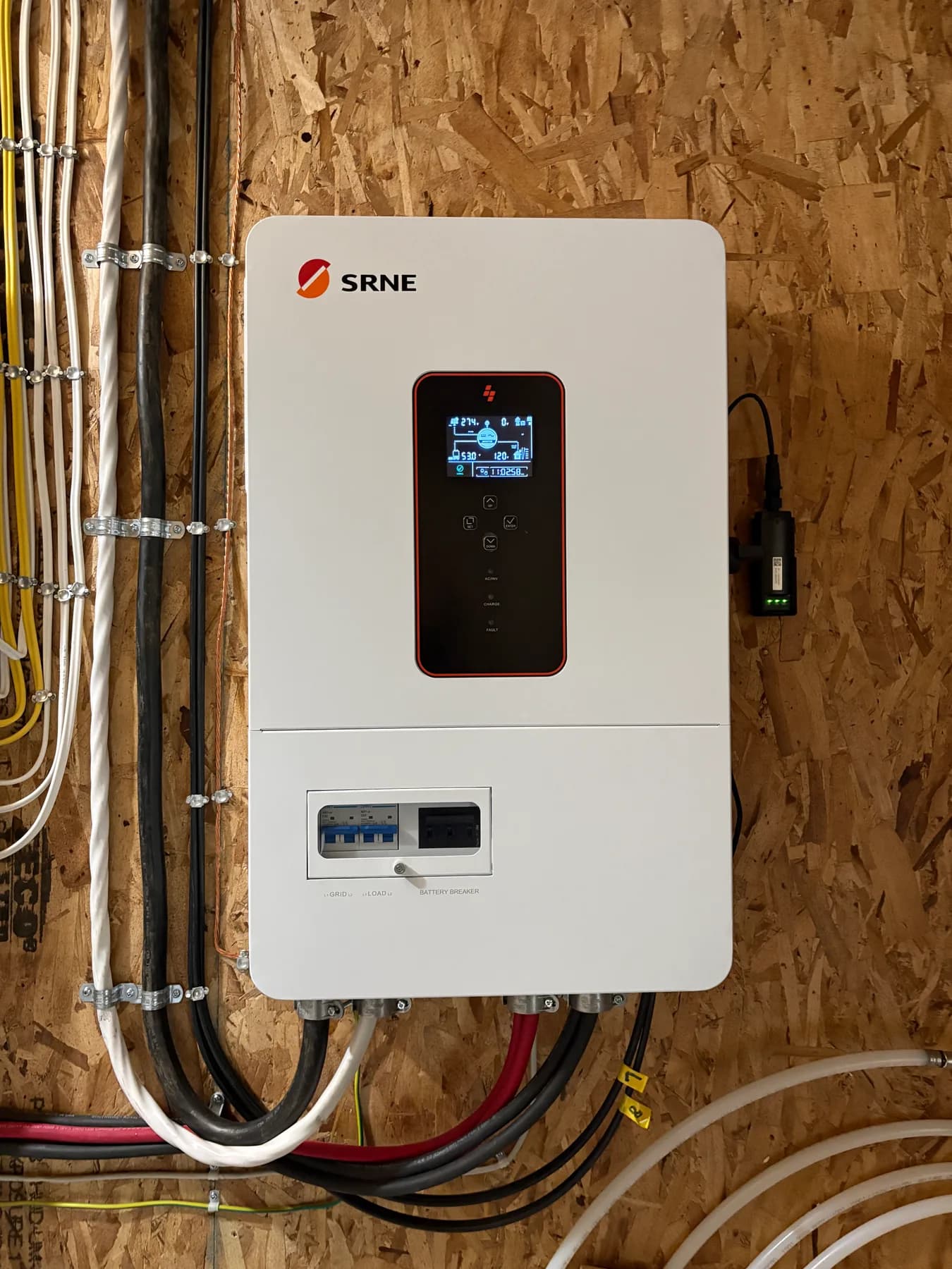 Salle technique : batteries au lithium et onduleur hybride