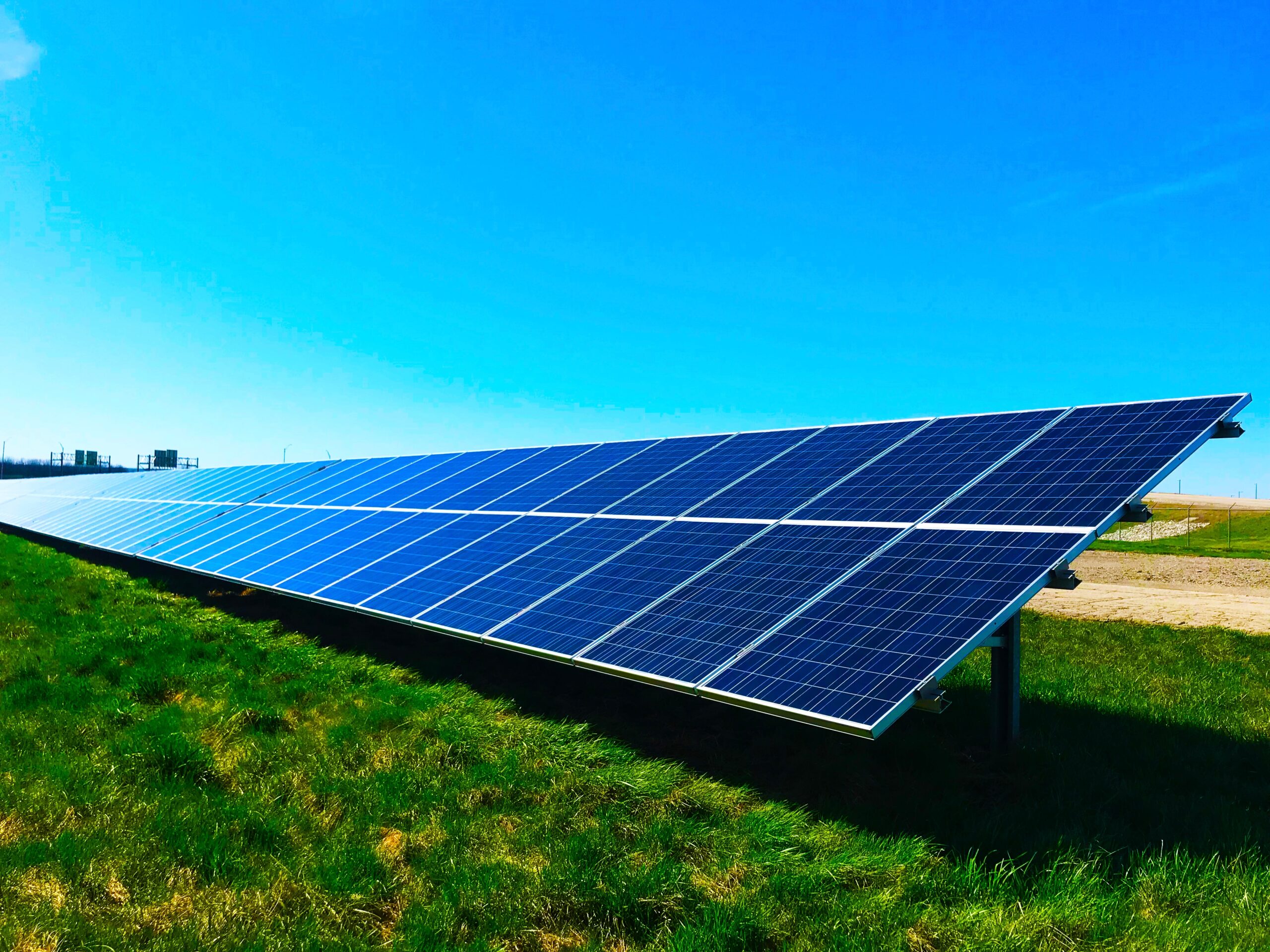 Optez pour une solution énergétique durable avec les panneaux solaires de Sol-Air Tech, leader en énergie renouvelable et vente de matériel électrique à Québec.